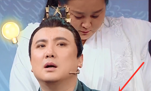 『关晓彤』同样是整理衣服：贾玲用椅子挡着，谁注意关晓彤咋做？镜头拍着呢