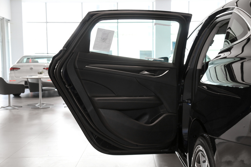 『君越』比奔驰E舒适！从23万跌到17万，双层隔音静如图书馆，买凯美瑞后悔了