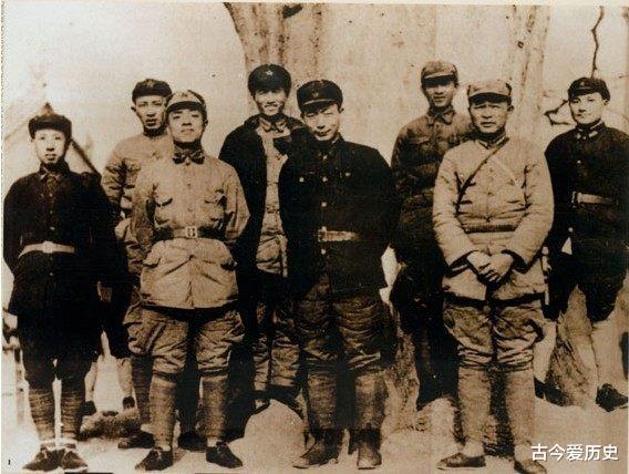 长征：这位兵团司令带出96位开国将军，却没有军衔，晚年成就不比大将小