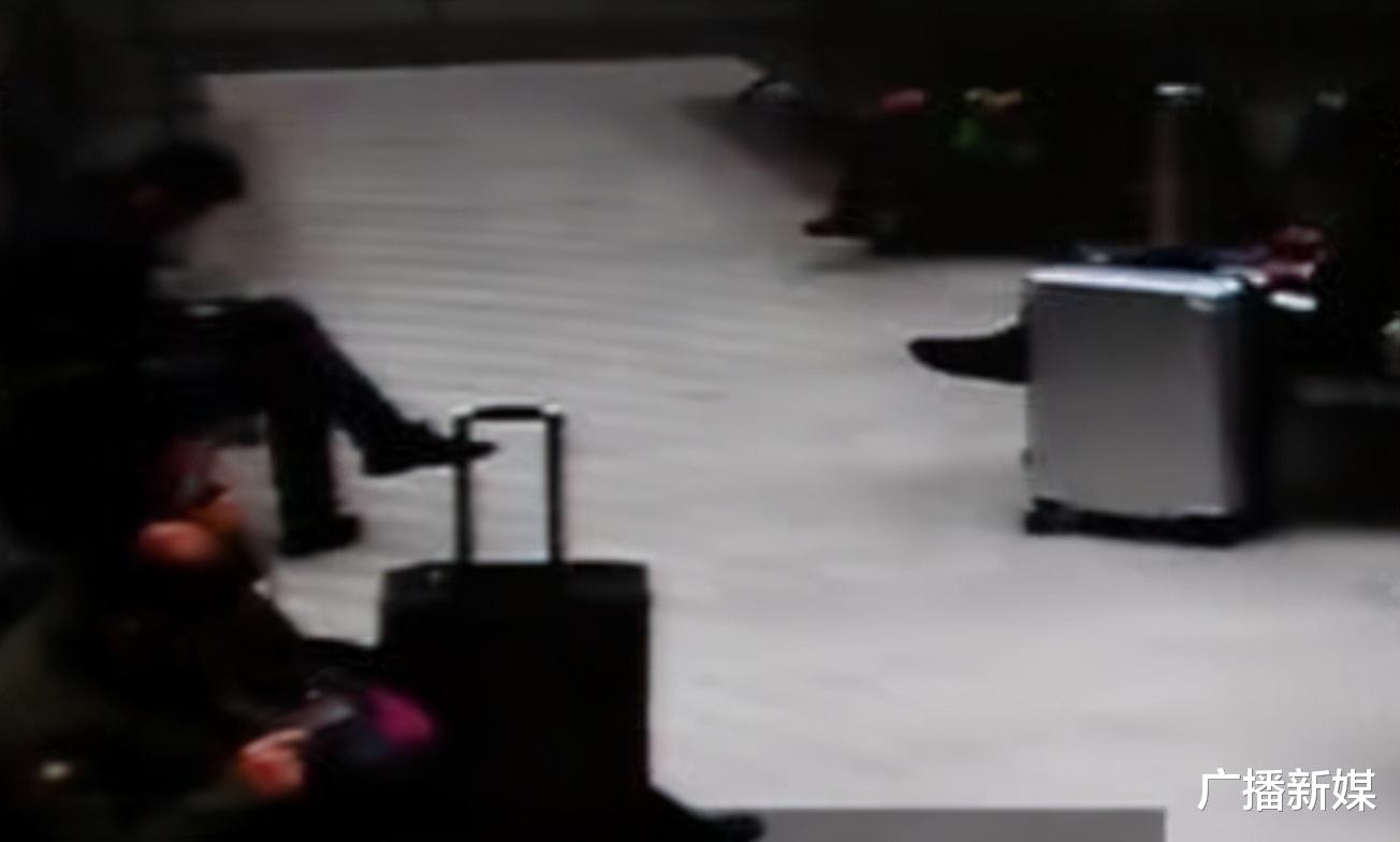 广播新媒|男子在候车室抽烟，不听民警劝阻还动手，制服后发现他的另一个“身份”