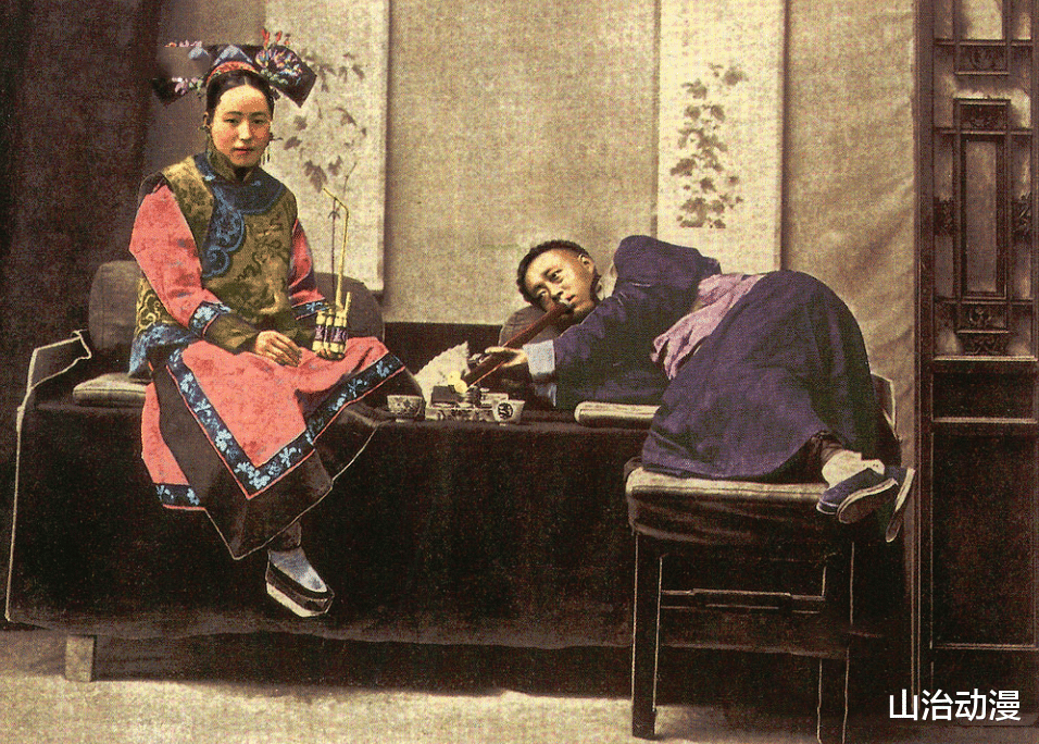 袁世凯|100年前的“罕见”老照片，划船钓鱼的袁世凯，图5官员们的妻妾站成一排