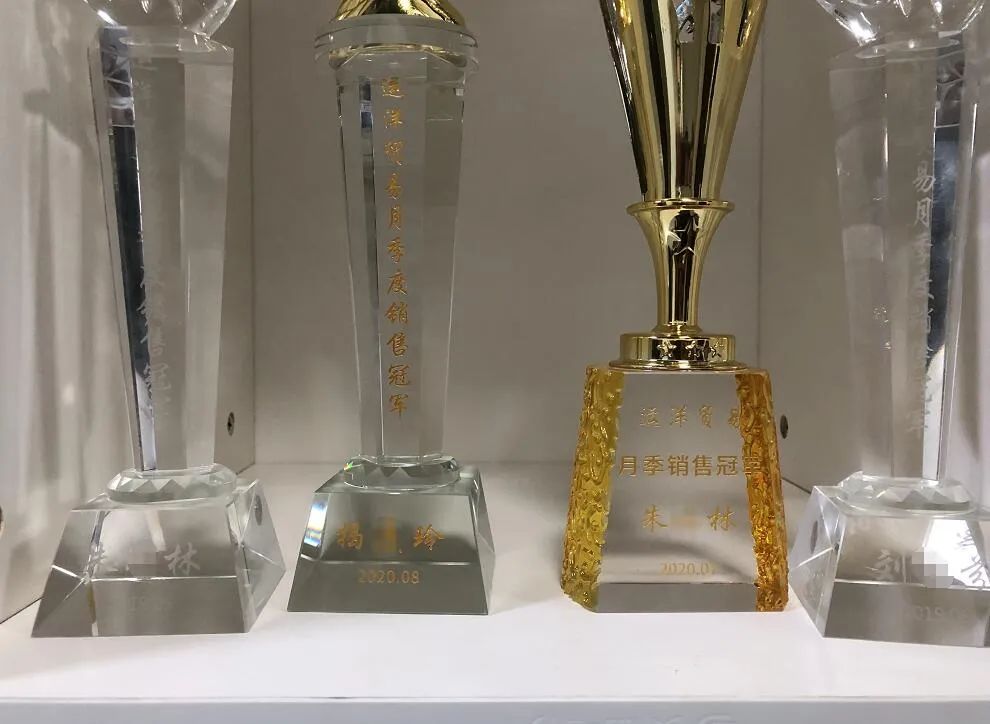 江南都市报|警方突袭写字楼！现场带走44名男女...