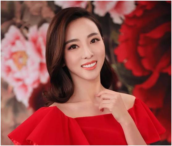 33岁李思思直播健身,大秀一字马惊艳众人