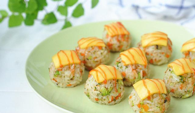 饭团■天热,这早餐成了儿子的最爱,连吃一周都不腻!两手一捏香喷喷!