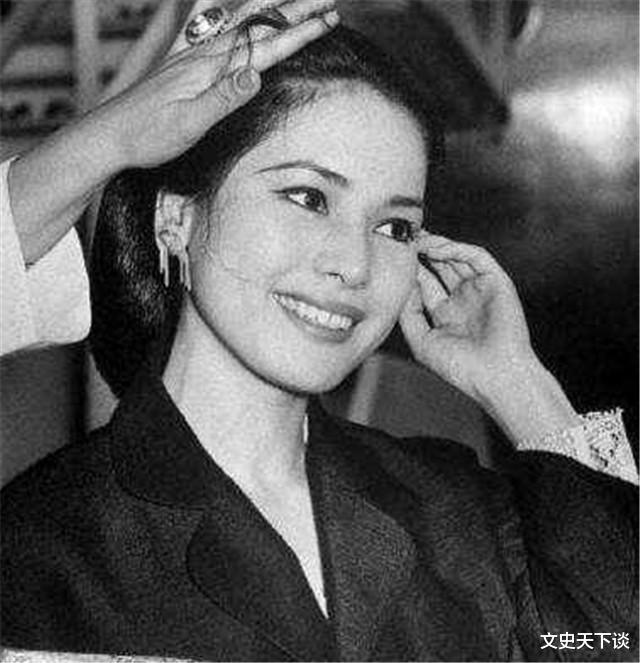 『苏加诺』56岁总统恋上17岁女招待，为其盖行宫，总统晚年被囚她却远走高飞