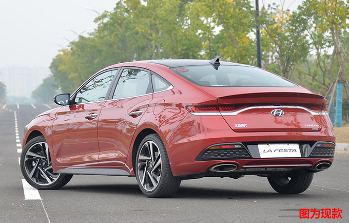 「菲斯塔」10多万预算，90后选这款轿车准没错！比思域运动，加完套件更帅了