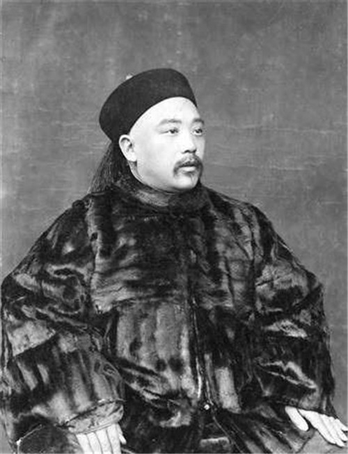 袁世凯|丫环给少爷洗脚意外成妾,生一子全国皆知,死后坟中却是一口空棺