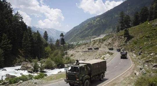 #印度#印军增援部队再收噩耗，大批救护车拉走尸体，莫迪怒斥指挥太糟糕