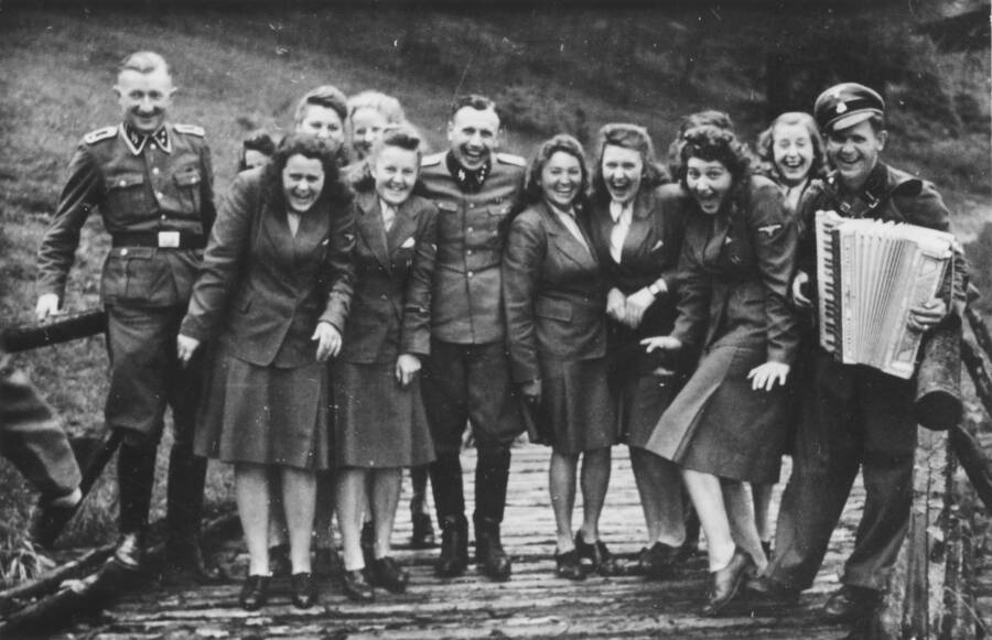 纳粹■幸好发现了这本相册，才知道了纳粹集中营副指挥官私生活的样子