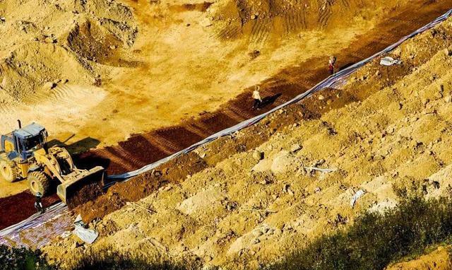 『稀土』美国开始“服软”了？3000吨大礼连夜送往中国，比黄金还珍贵