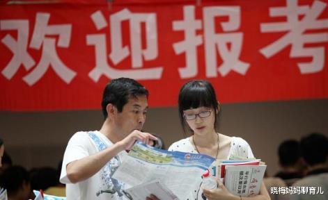 大学|儿子收到大学录取通知书，父母却犯愁起来，只因一年学费贵得离谱