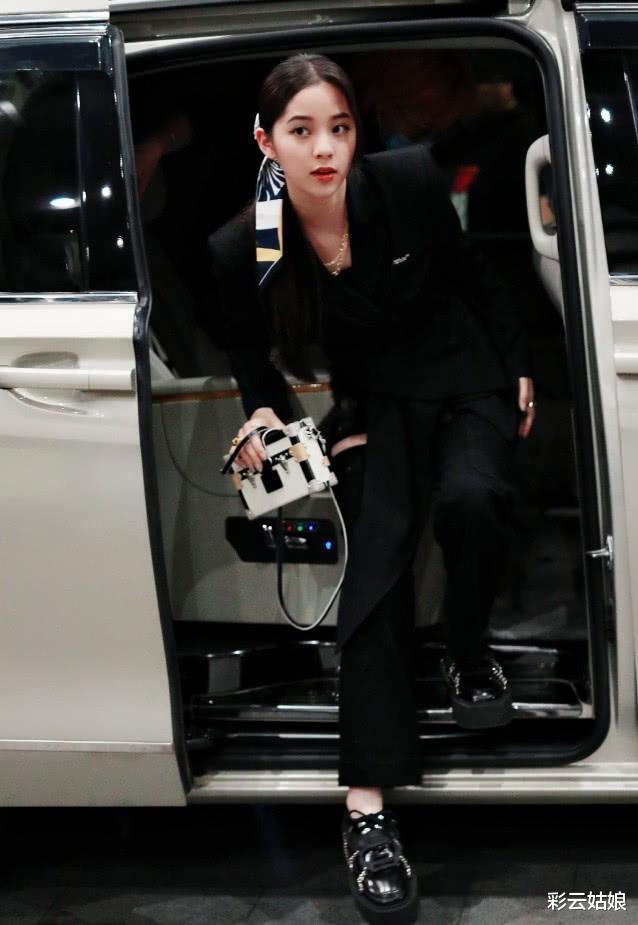 欧阳娜娜▲欧阳娜娜的腿神了,我90斤也挤不进的长靴,她当裤子穿还很宽松