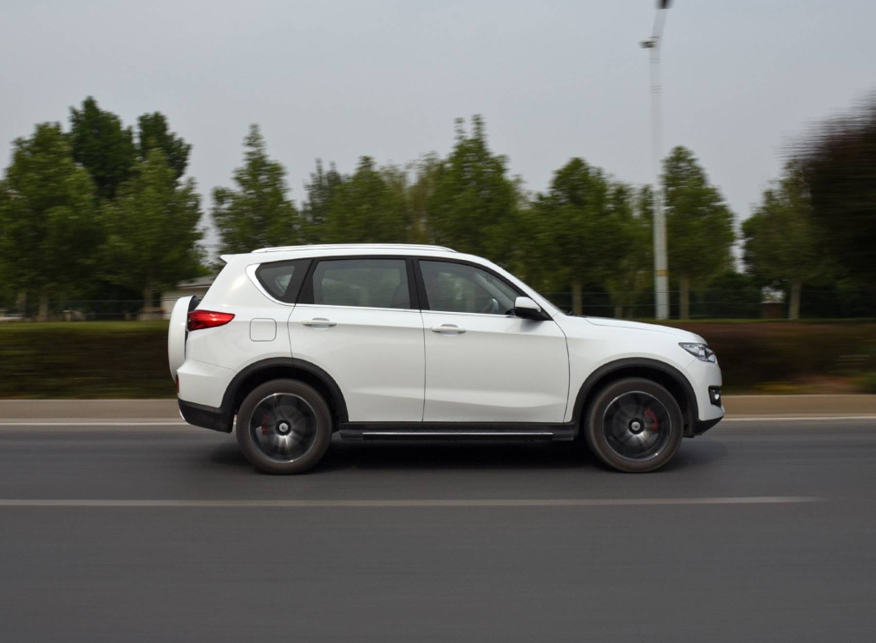 SUV|五粮液25亿造车成功，5.89万起售，一看车标：设计师没少喝