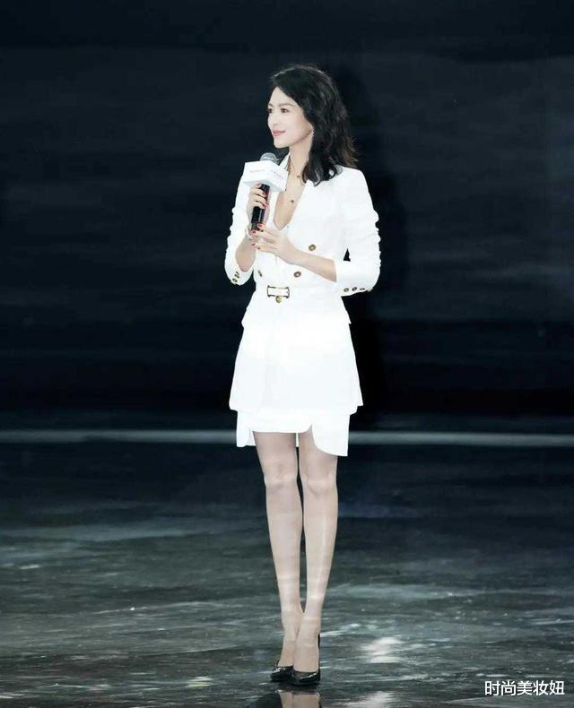 穿衣搭配|章子怡海边度假美翻了,金色丝巾配复古风发带,高级优雅又时尚