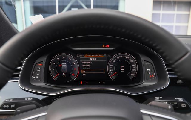 奥迪Q7@奥迪这次改款没诚意,加速5.9秒比Q8更快,网友留言:坐等降价