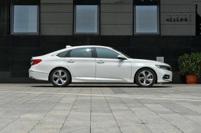 吉利：被国人捧红，30天狂甩18912辆，1.5T+CVT油耗3毛，关上门只剩安静