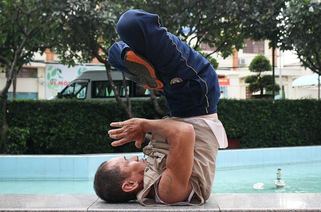 睹图|男子15岁连中大奖后沉迷毒品又失去左臂，如今年过6旬后悔中奖