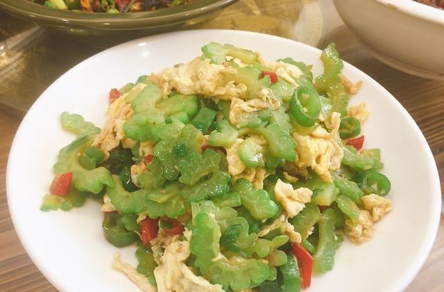菜花：去朋友餐馆吃晚餐，8个菜花了500元，老公说太贵，你看值不值