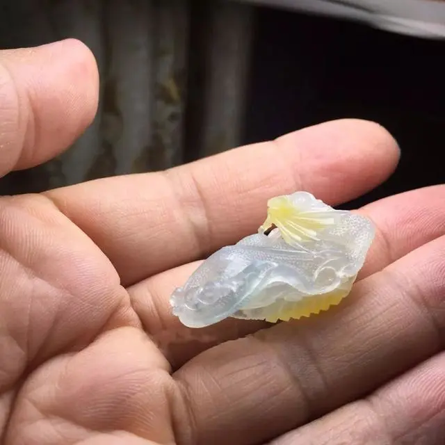 |一块不起眼的翡翠原石，巧雕后没想到竟是一件引人注目的精品挂件！