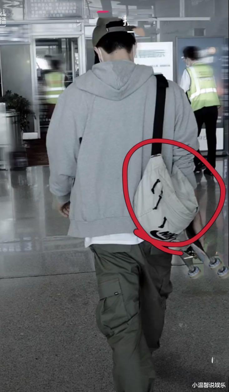 王一博|王一博“脏脏包”又上热搜！穿着情侣T恤飞剧组，不怕热裹得太严实