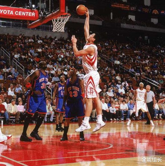 姚明■为何姚明在比赛中总单手扣篮？难道他不会双手扣篮？