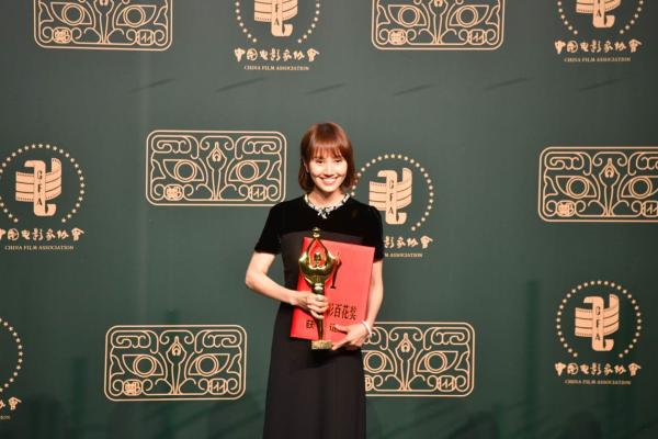 孟鹤堂|金钟奖百花奖只差一天，走红毯的女星却完全不能比