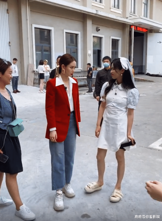 戚薇|戚薇和杨超越被路人抓拍，原相机下，演员与偶像的差距一望而知！