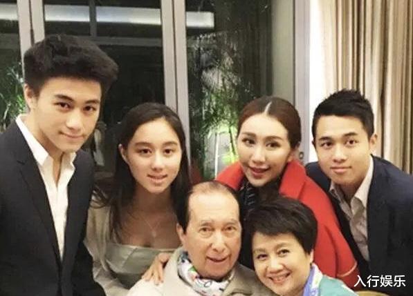 【赌王】赌王悼文有血亲皆署名，四房四子何猷佳查无此人，引“献祭”猜测