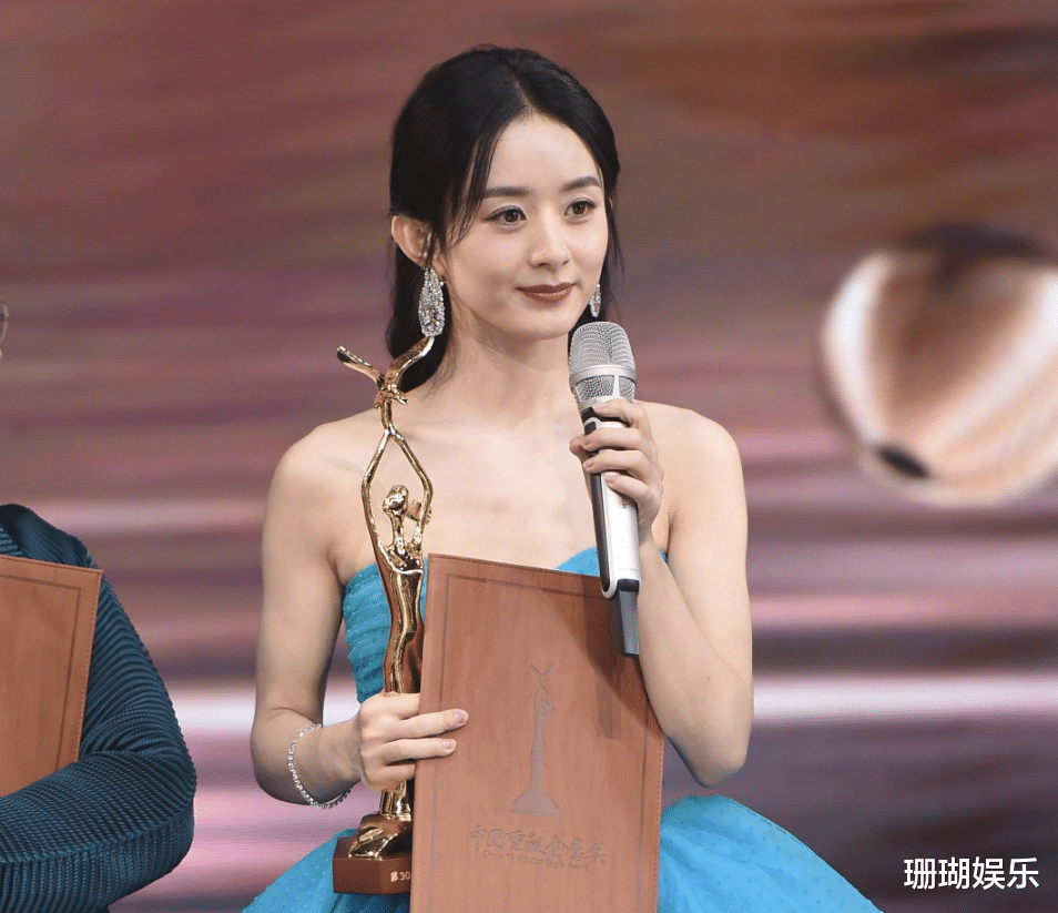 赵丽颖|赵丽颖明蓝色造型太养眼，失去美颜精修的生图下，这状态认真的？