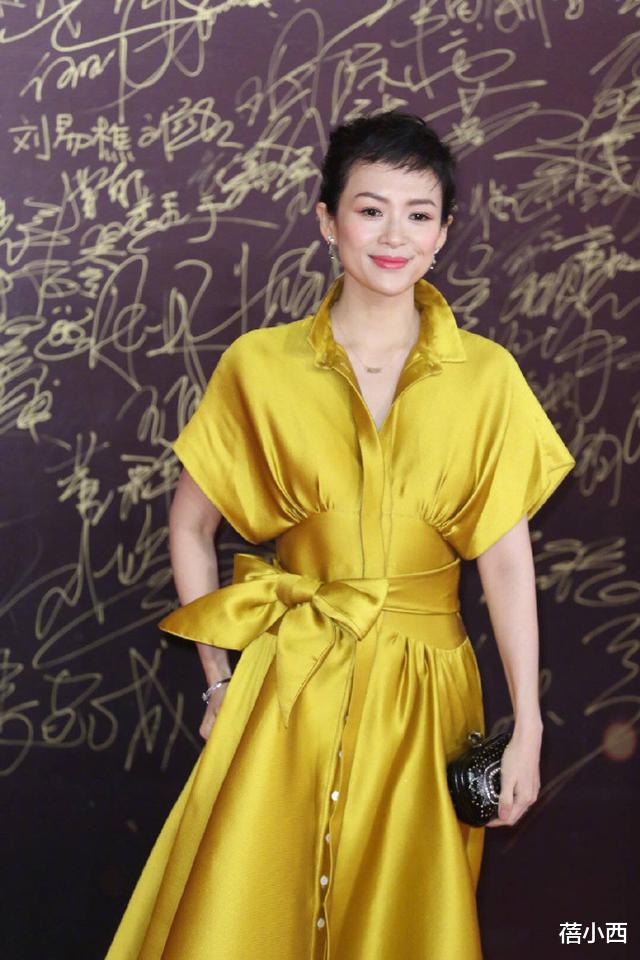 【连衣裙】虽看不习惯章子怡“短发”，但穿黄色连衣裙高调亮相，又挺有贵气