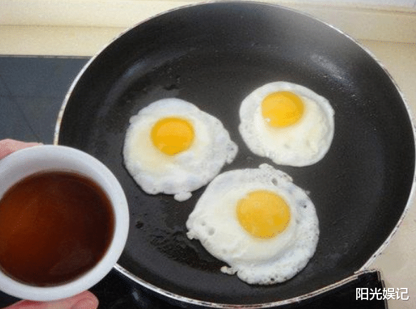 「鸡蛋」煎荷包蛋，第一步不是倒油！教你大厨做法，外焦里嫩，不糊不粘锅
