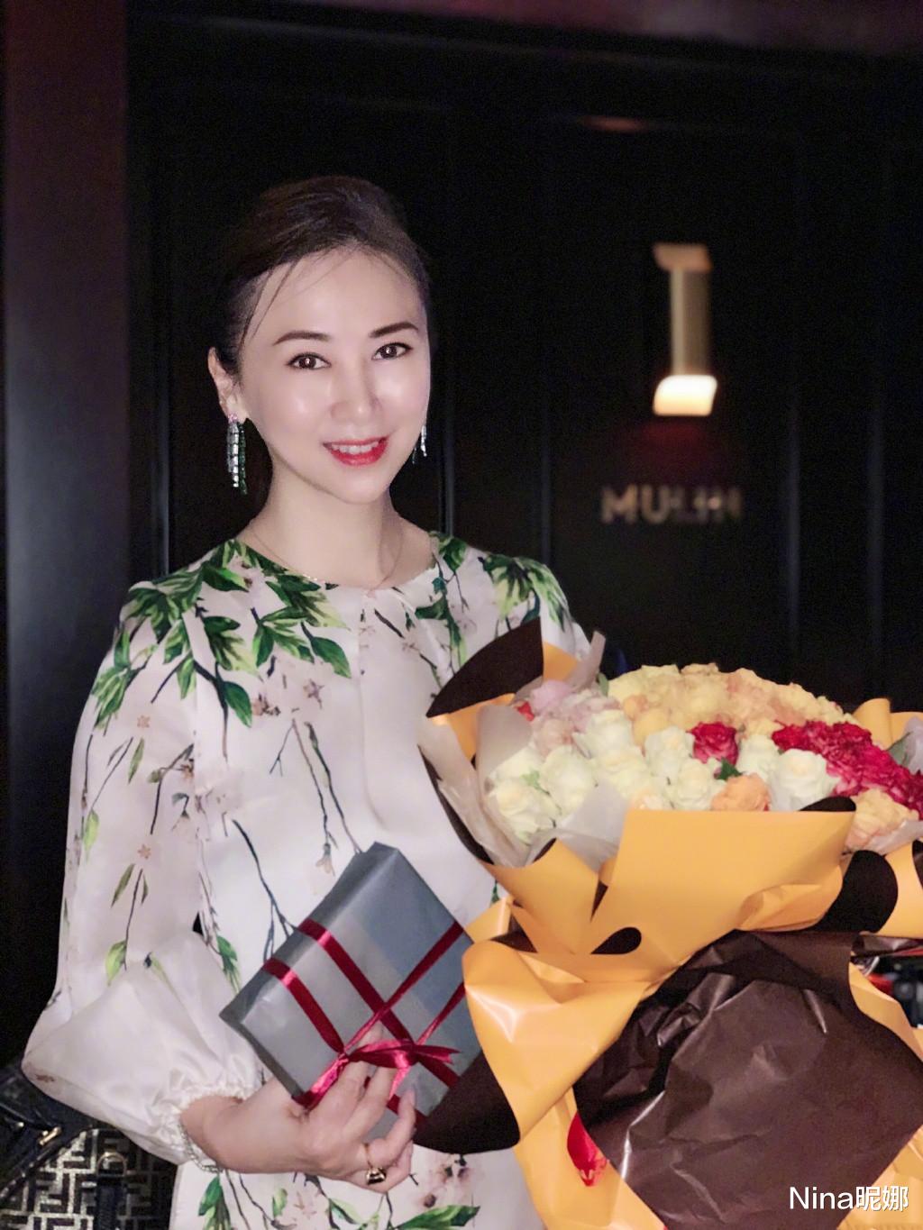 连衣裙|52岁翁虹太惊艳,穿印花裙配红唇高贵优雅,168“玉女腿”白的发光