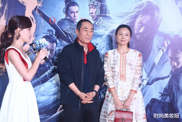 「张艺谋」张艺谋携小32岁老婆亮相，穿白色连衣裙气质出众，看不出真实年龄