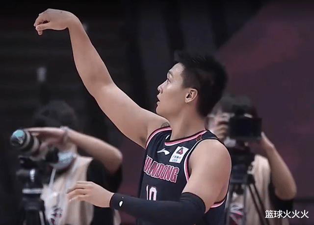 广东男篮|毒瘤！阿联多次要球他不给，面对三人强突失误，杜锋赶忙将其换下