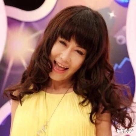 罗霈颖|好友送别罗霈颖最后一程，哥哥捧骨灰坛引路，94岁老母亲哭肿眼