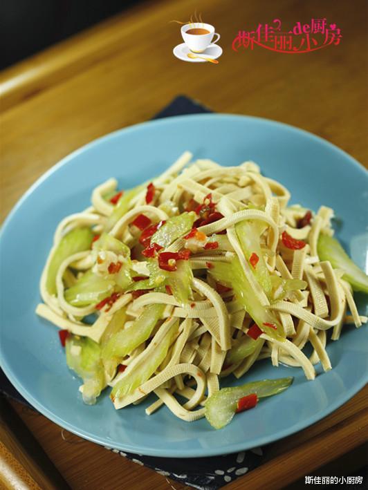 「芹菜」它是天然清肠高手，坚持每天晚餐吃一盘，刮油甩赘肉，一周瘦4斤