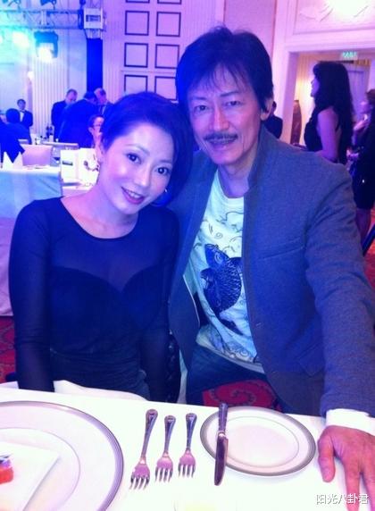 「陈勋奇」68岁陈勋奇与成龙再度合作，晒拍摄现场照片，近照老到认不出