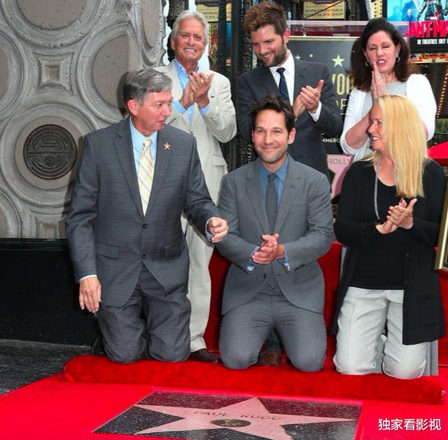 漫威：7位漫威英雄留名星光大道，最年轻的是黑寡妇，年纪最大的是灭霸