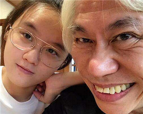 林靖恩|因“爷孙恋”走红的林靖恩，64岁丈夫面容憔悴，她已失去纯真笑容