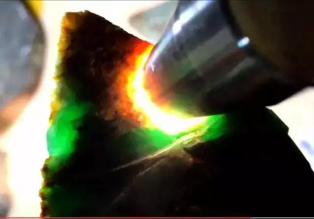 翡翠|100万拿下的?翡翠赌石，一刀切开货主直接跳起来！