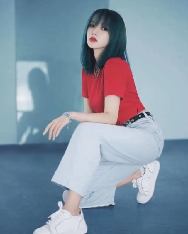 程潇|程潇瘦身成功堪称逆袭，修身裙穿出褶皱感，秀出的腿比电棒还细