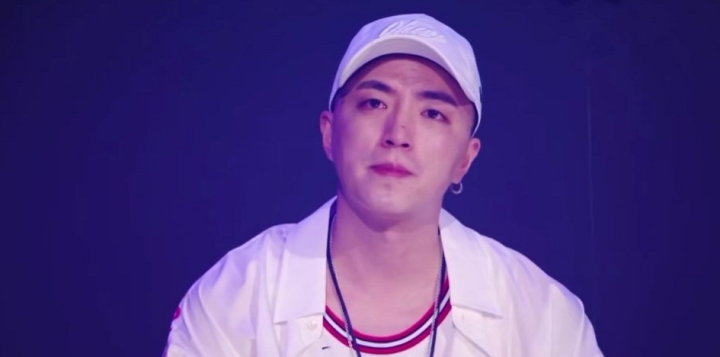 乃万■Jony J眼眶红了,乃万卡前十出道失败,Capper直播摔桌!