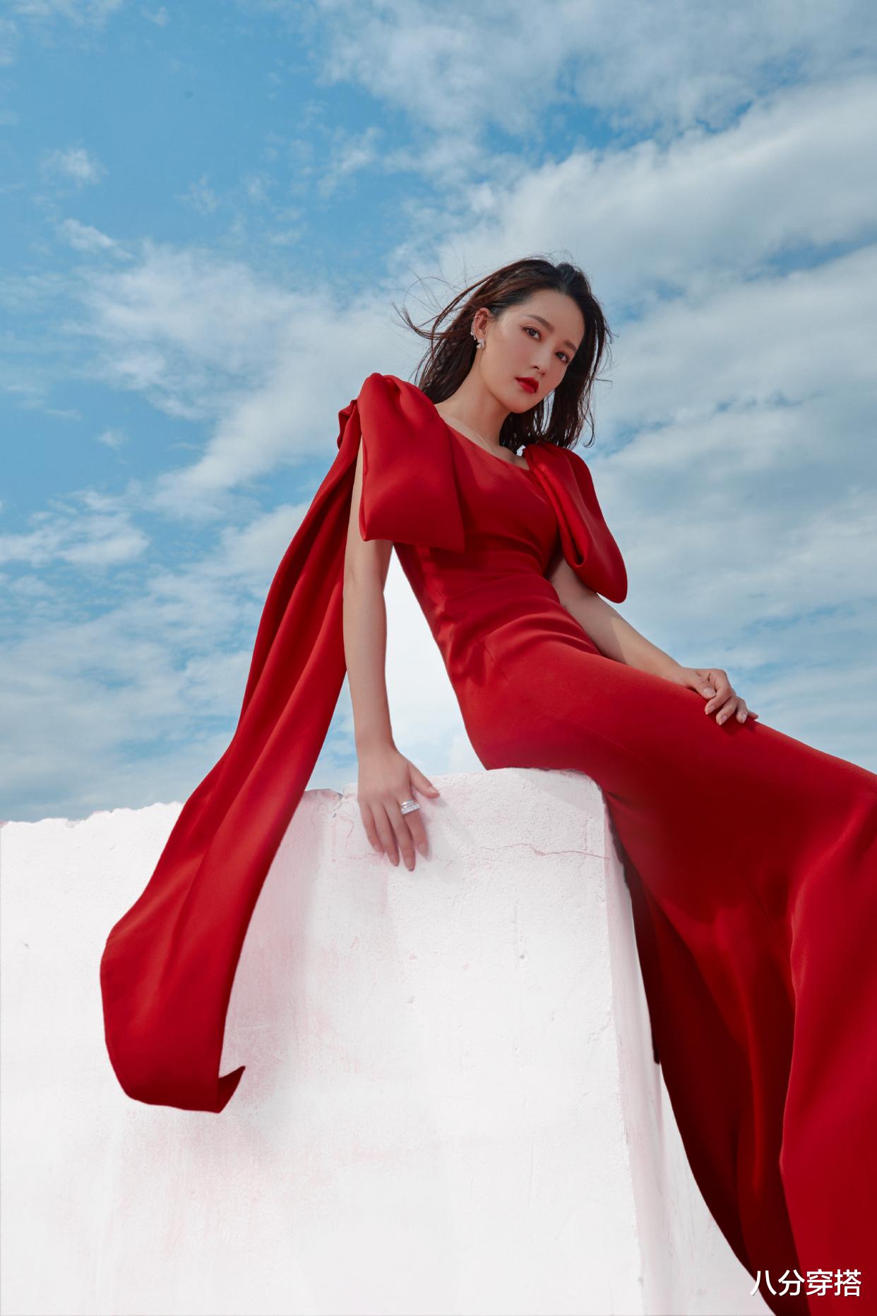 李沁又美得“過分”瞭，一襲大紅色連衣裙精致高級，神秘高貴-圖6