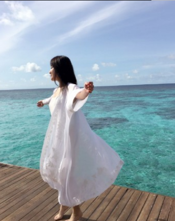 杨钰莹|47岁杨钰莹为何嫁不出去？网友：看了这些照片，这谁敢娶回家啊？