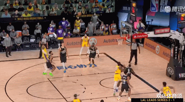 德怀特·霍华德|两次要球全被无视!霍华德三秒后点燃全场,戴维斯害臊吗,詹姆斯惭愧吗