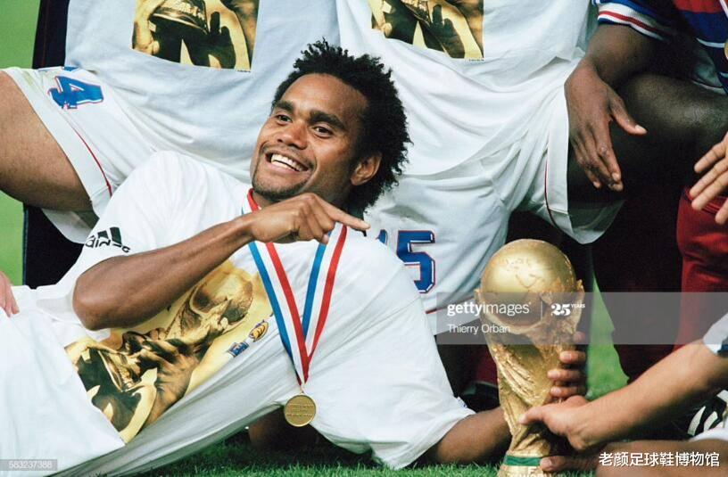 卡伦布▲为追求世界第一长腿超模女友强行加盟皇马获欧冠,澳洲土著赢得大力神杯成人生赢家