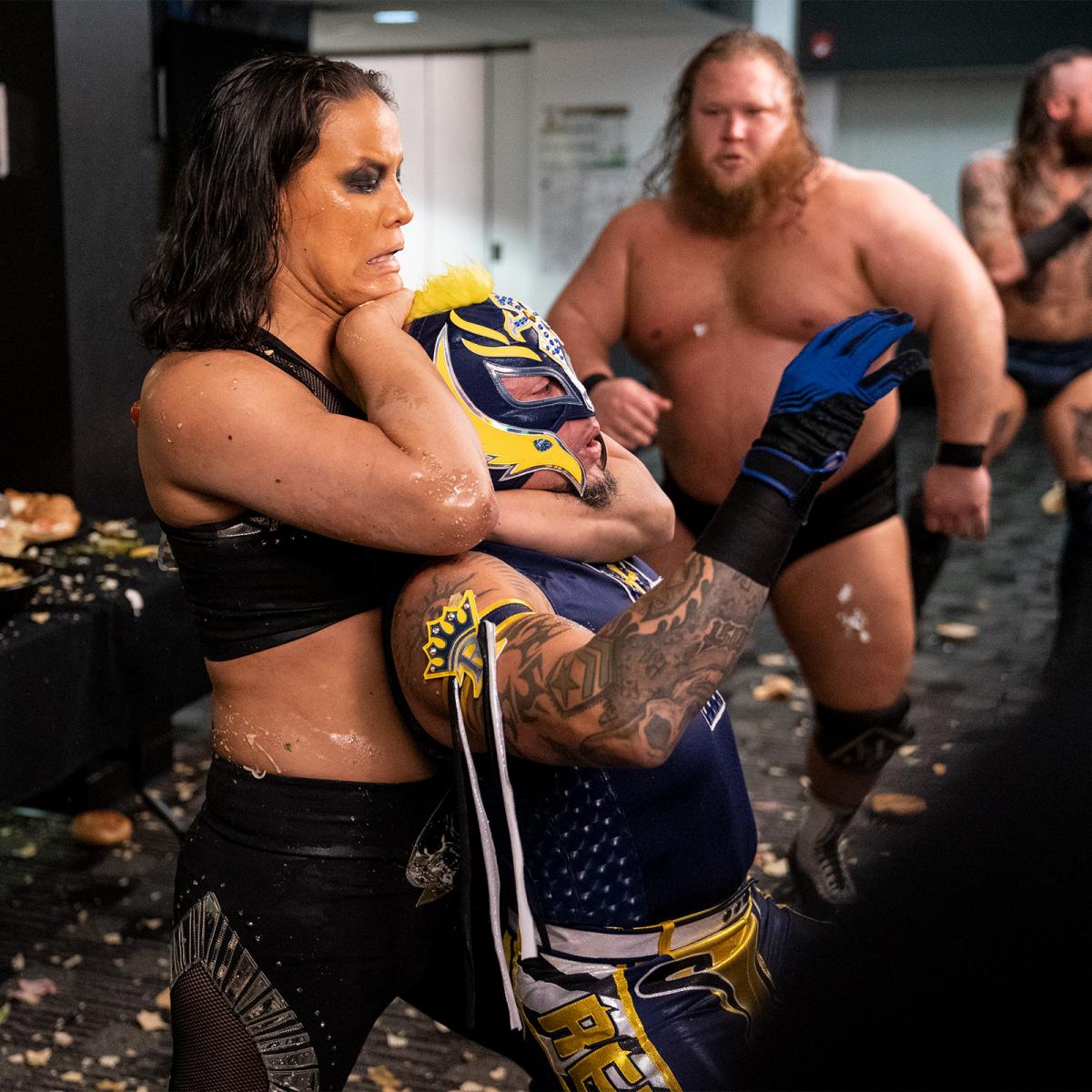 「wwe」WWE明日女皇再获冠军挑战权，他连铁梯都爬不上去却拿下了合约包