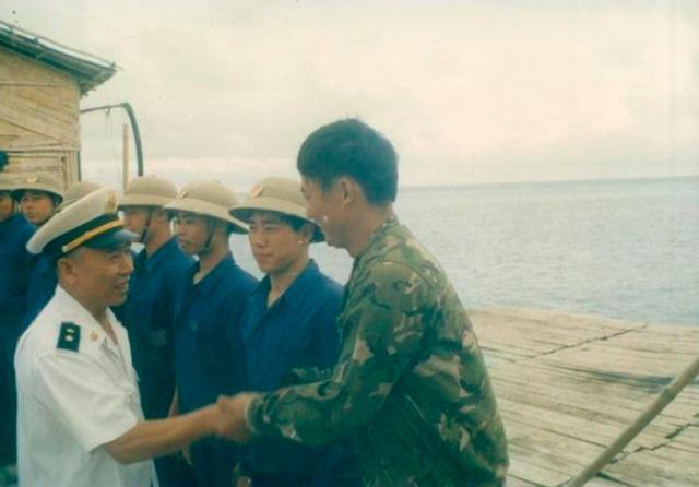 「」司令员体重65公斤，往秤上一站71公斤，勃然大怒将手下撤职