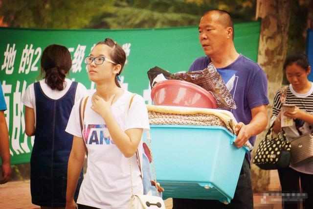 |“对不起，爸妈给你丢人了”，大学新生报到，撕开无数家庭的真面目