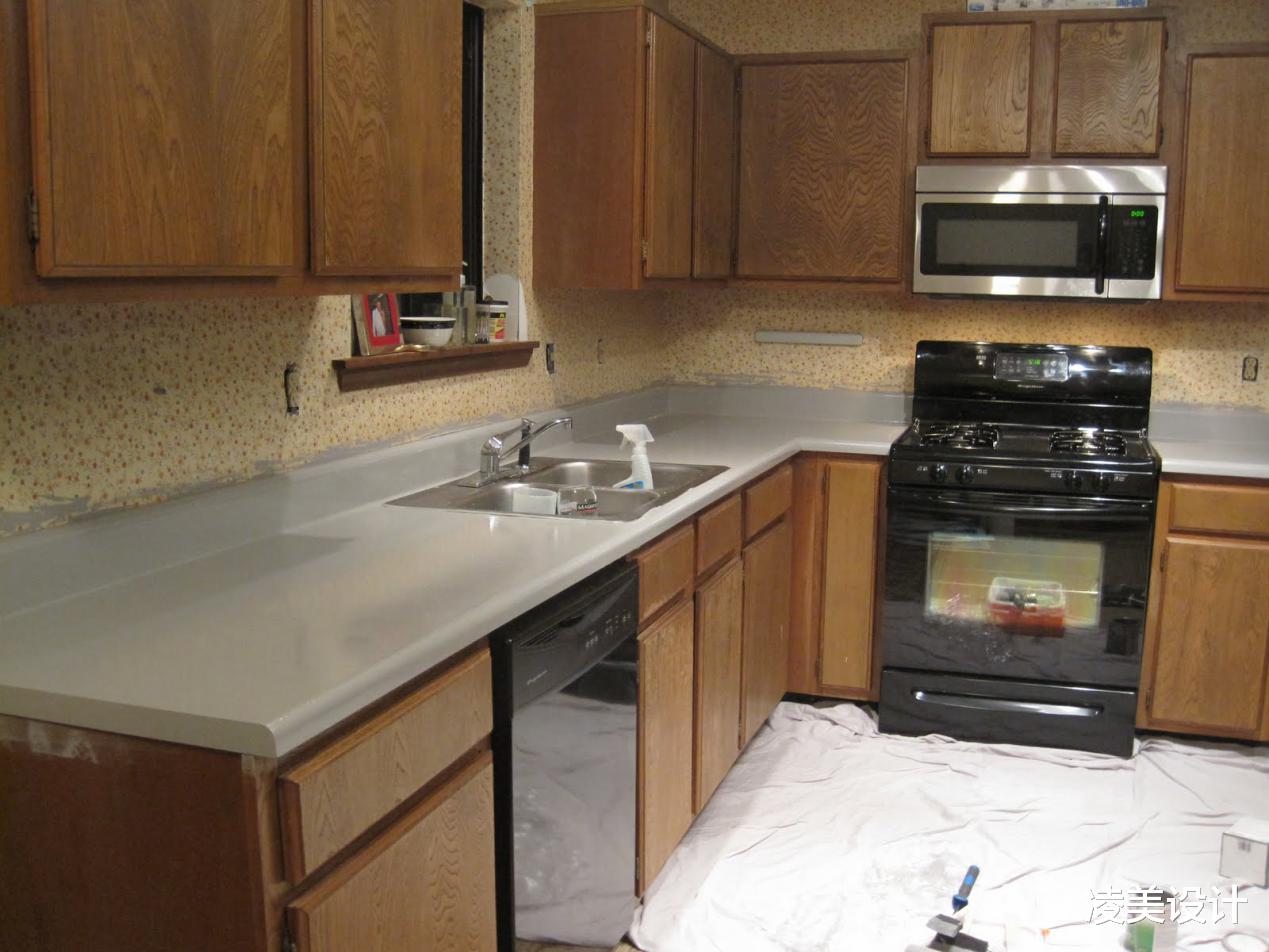 |厨房台面靠墙加20公分挡板，干净清爽好打理，比打玻璃胶好用！